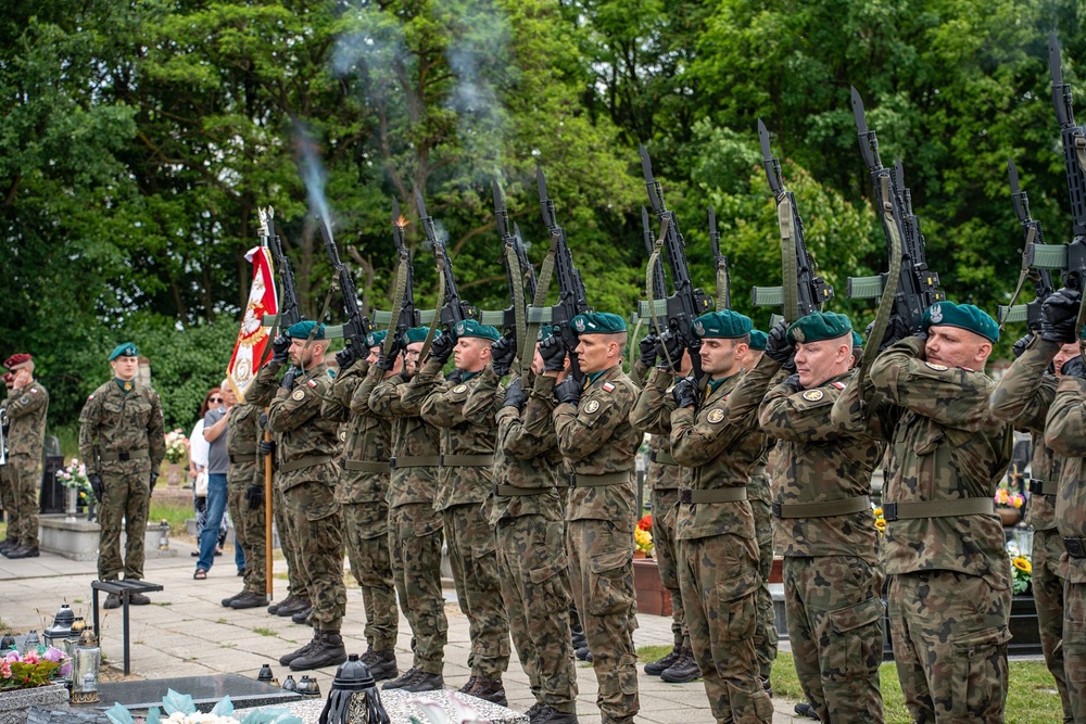 Oznaczenia grobów Józefy i Tomasza Bramowskich znakiem pamięci ,,Tobie Polsko”. Fot. Kamil Zok  5. Pułk Chemiczny im. gen. broni Leona Berbeckiego w Tarnowskich Górach