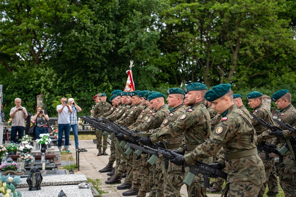Oznaczenia grobów Józefy i Tomasza Bramowskich znakiem pamięci ,,Tobie Polsko”. Fot. Kamil Zok  5. Pułk Chemiczny im. gen. broni Leona Berbeckiego w Tarnowskich Górach