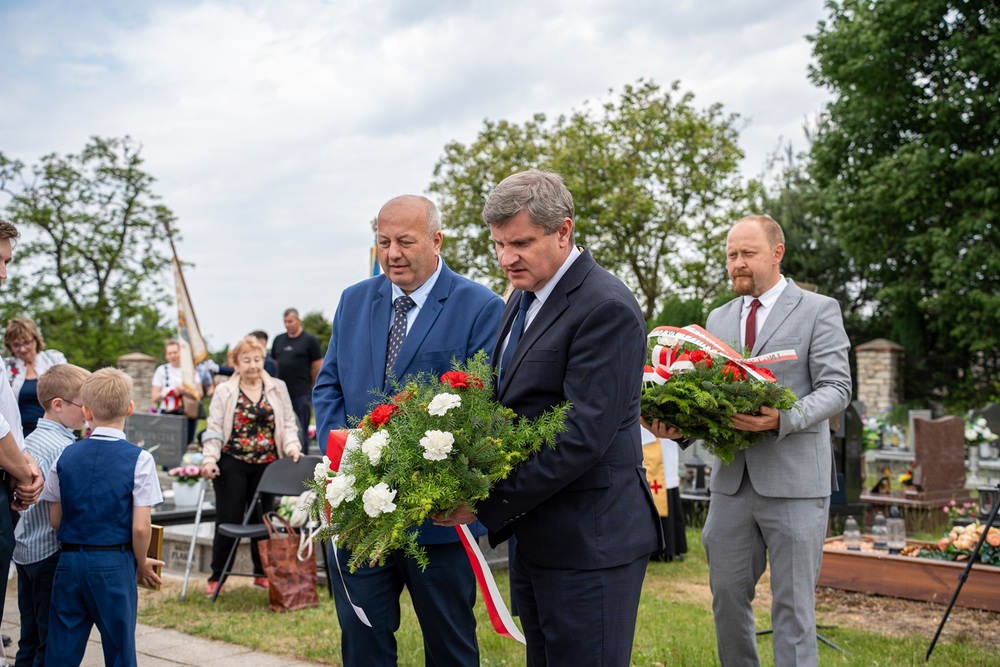 Oznaczenia grobów Józefy i Tomasza Bramowskich znakiem pamięci ,,Tobie Polsko”. Fot. Kamil Zok  5. Pułk Chemiczny im. gen. broni Leona Berbeckiego w Tarnowskich Górach