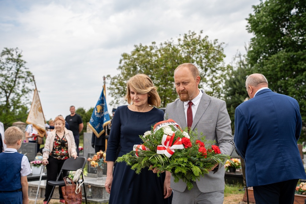 Oznaczenia grobów Józefy i Tomasza Bramowskich znakiem pamięci ,,Tobie Polsko”. Fot. Kamil Zok  5. Pułk Chemiczny im. gen. broni Leona Berbeckiego w Tarnowskich Górach