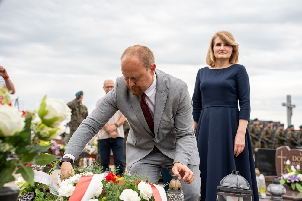 Oznaczenia grobów Józefy i Tomasza Bramowskich znakiem pamięci ,,Tobie Polsko”. Fot. Kamil Zok  5. Pułk Chemiczny im. gen. broni Leona Berbeckiego w Tarnowskich Górach