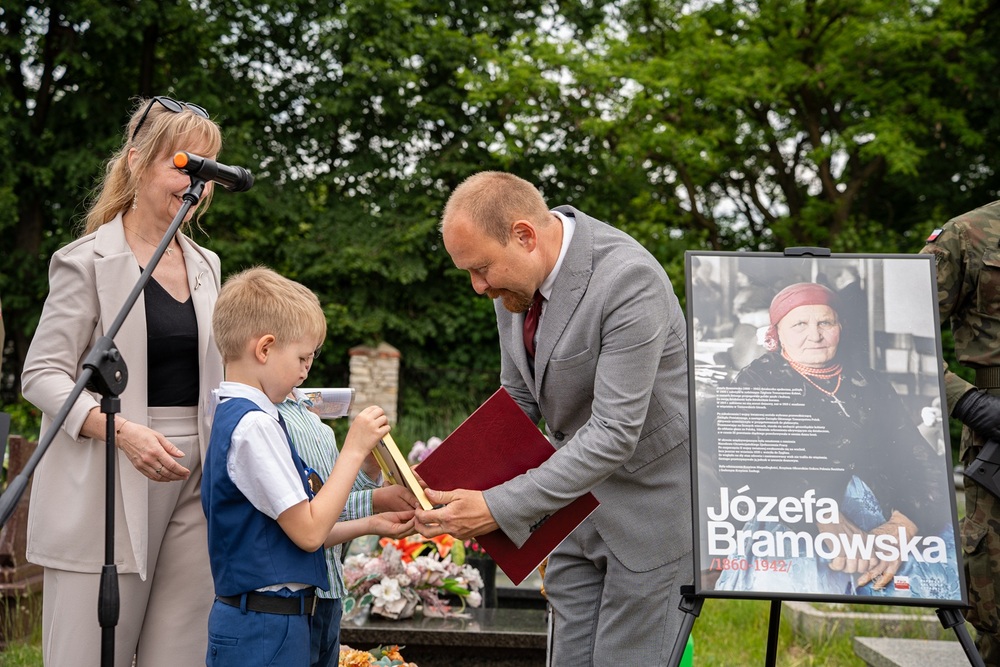 Oznaczenia grobów Józefy i Tomasza Bramowskich znakiem pamięci ,,Tobie Polsko”. Fot. Kamil Zok  5. Pułk Chemiczny im. gen. broni Leona Berbeckiego w Tarnowskich Górach