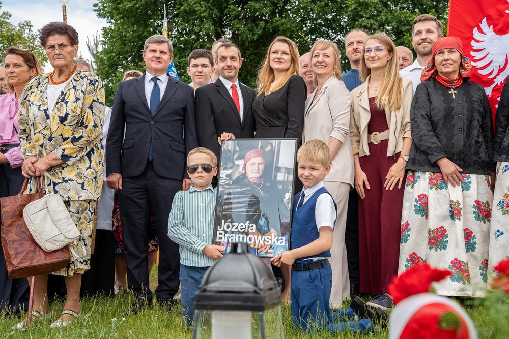 Oznaczenia grobów Józefy i Tomasza Bramowskich znakiem pamięci ,,Tobie Polsko”. Fot. Kamil Zok  5. Pułk Chemiczny im. gen. broni Leona Berbeckiego w Tarnowskich Górach