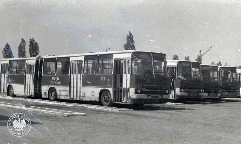 Widok na parking autobusowy na placu zajezdni w Częstochowie, 1988 r. (IPN Ka 09/184, t. 1)