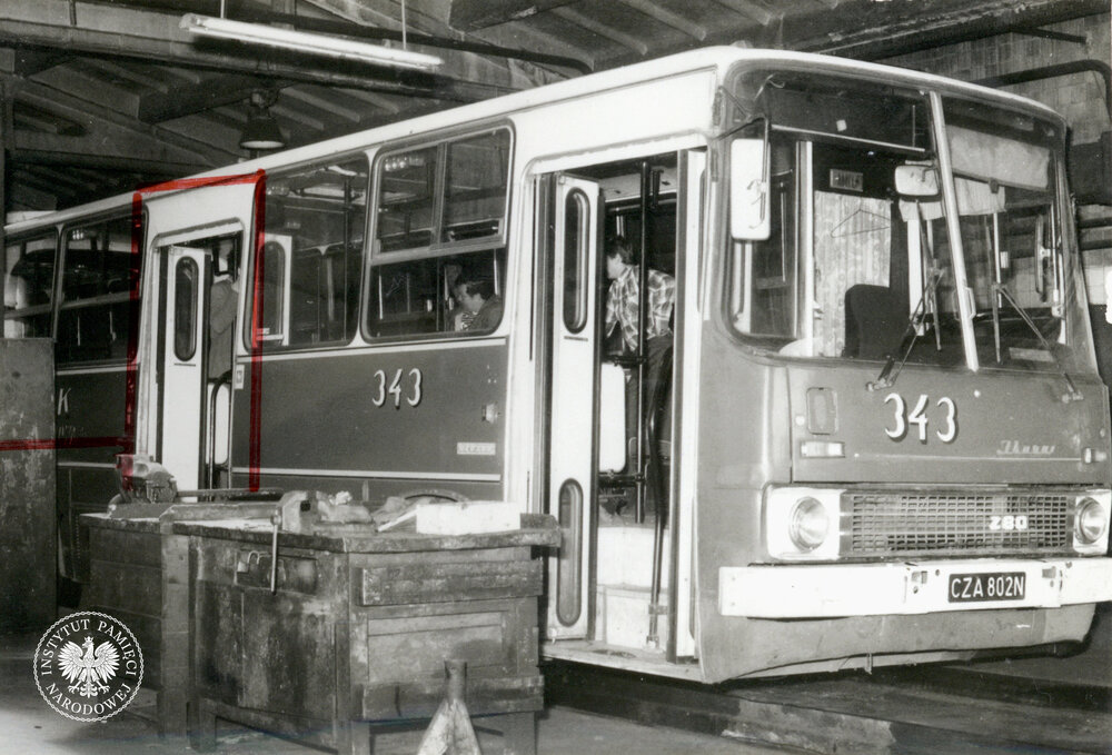 Uszkodzony autobus marki „Ikarus” na kanale naprawczym w zajezdni w Częstochowie, 1988 r. (IPN Ka 09/184, t. 1)