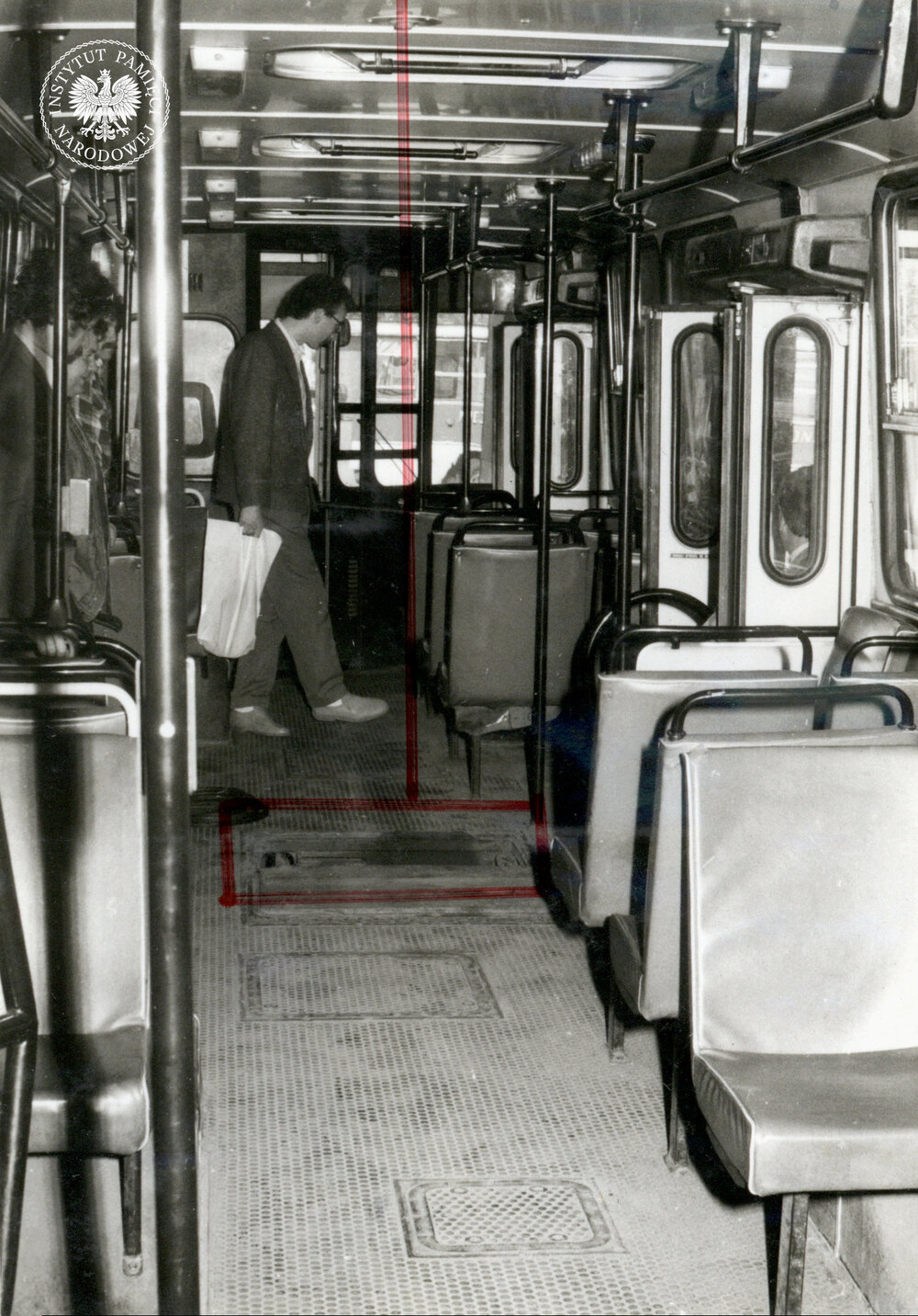 Wnętrze uszkodzonego autobusu z zaznaczoną pokrywą – osłoną sprężarki, 1988 r. (IPN Ka 09/184, t. 1)