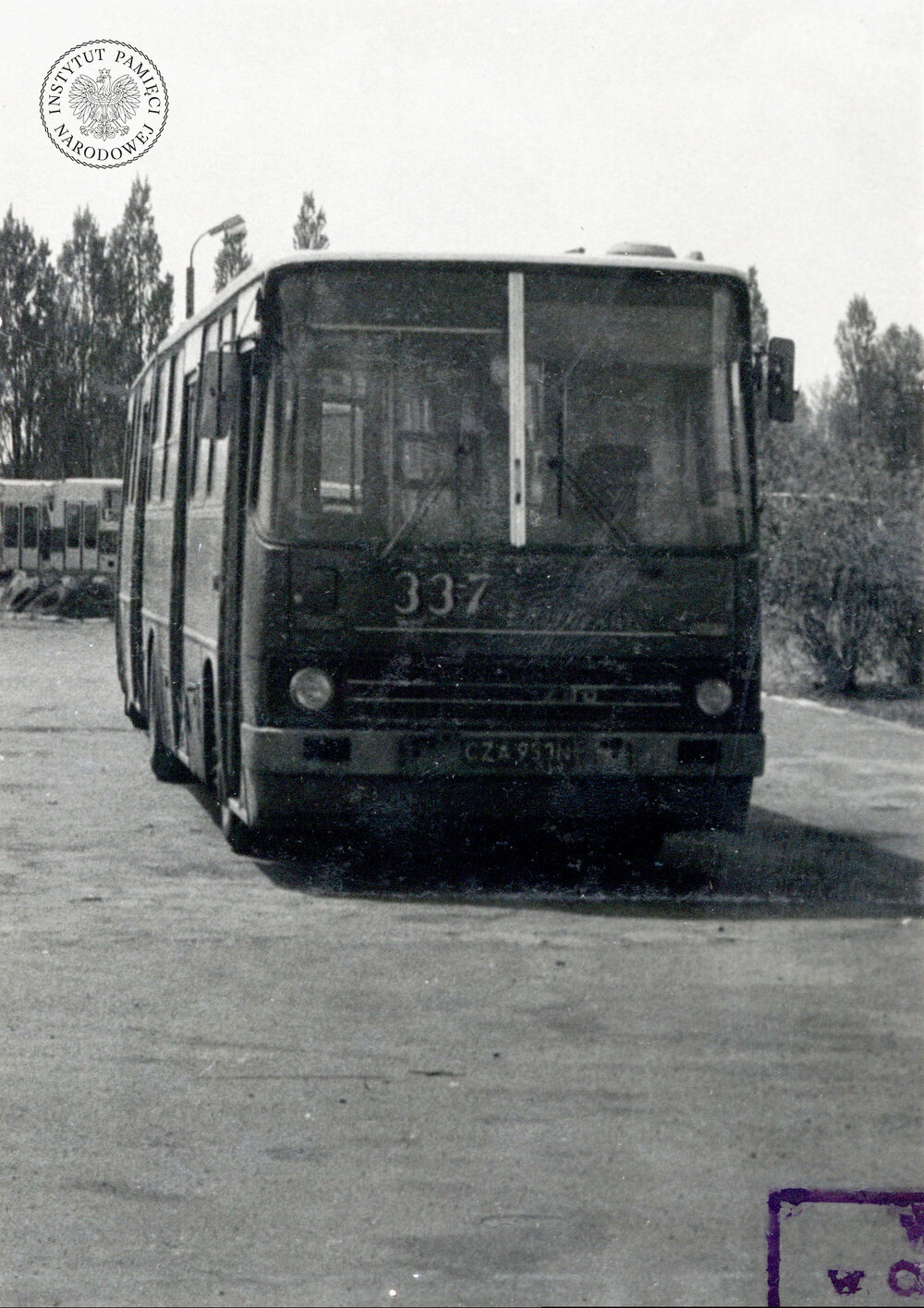 Ikarus” o numerze bocznym 337, jeden z uszkodzonych w zajezdni w Częstochowie, 1988 r. (IPN Ka 09/184, t. 1)
