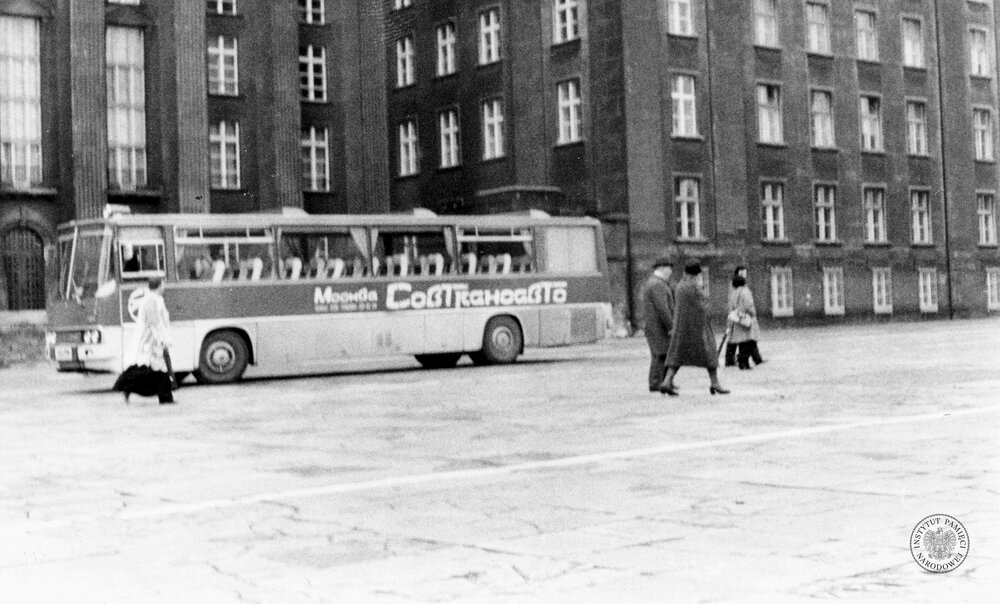 Autobus marki „Ikarus” przed Urzędem Wojewódzkim w Katowicach. Zdjęcie zrobiono podczas Bożego Ciała, 17 VI 1976 r. (IPN Ka 085/64, t. 28/1)