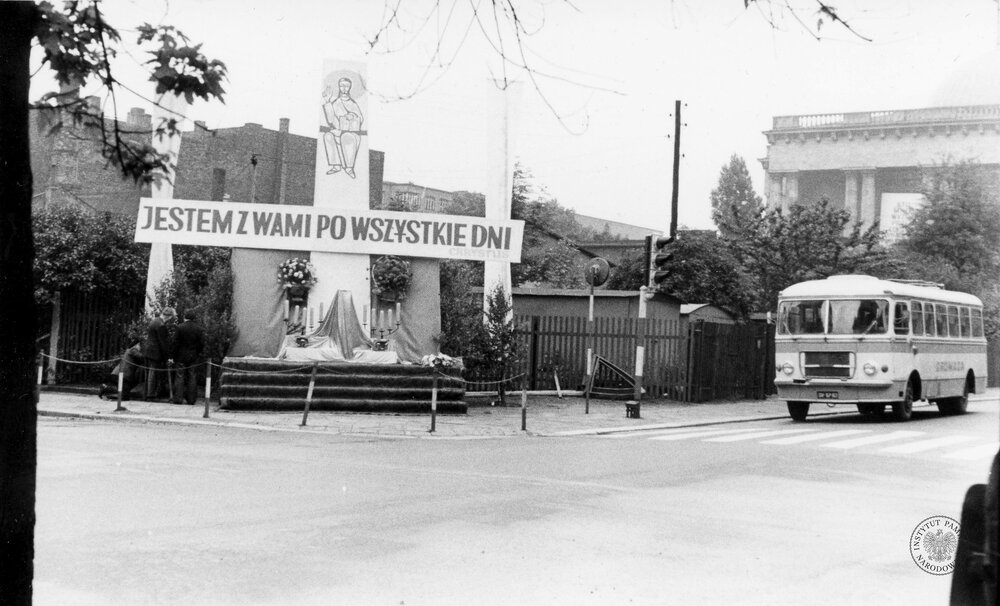 Autobus „San 100” na ul. Wita Stwosza w Katowicach. Zdjęcie zrobiono podczas Bożego Ciała, 17 VI 1976 r. (IPN Ka 085/64, t. 28/1)