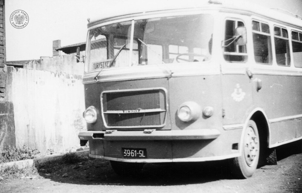 Autobus „San H100”. Zdjęcie zrobiono prawdopodobnie podczas męskiej pielgrzymki w Piekarach Śląskich, 29 V 1977 r. (IPN Ka 030/121/2)