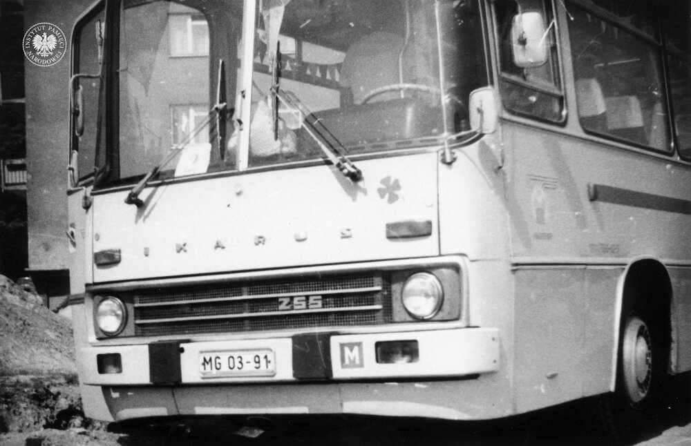 Autobus marki „Ikarus”. Zdjęcie zrobiono prawdopodobnie podczas męskiej pielgrzymki w Piekarach Śląskich, 29 V 1977 r. (IPN Ka 030/121/2)