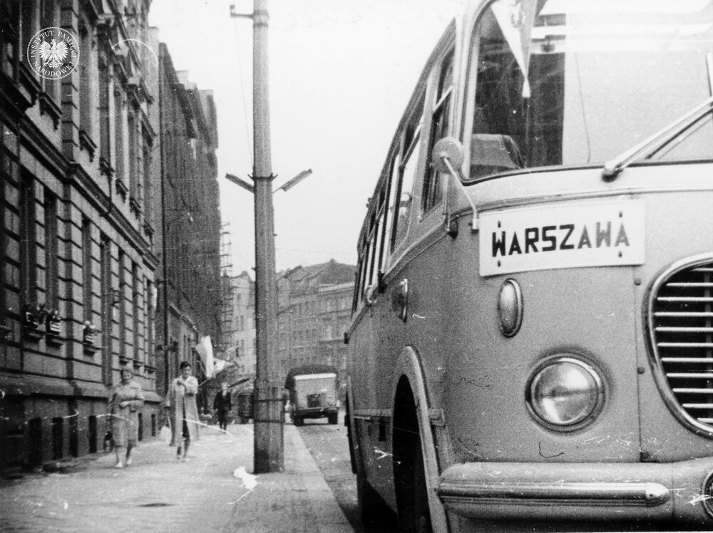 Autokar marki „Jelcz” 043 („Ogórek”) na ul. Warszawskiej w Katowicach. Autobus przyjechał z Warszawy z wycieczką, stąd tabliczka z nazwą miasta. Zdjęcie zrobiono w sierpniu 1964 r. (IPN Ka 031/56/1)