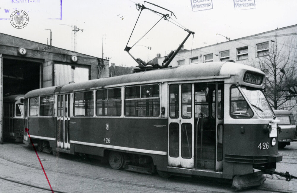 Tramwaj linii nr 24 typu 13N, w którym postrzelono Zdzisława Karosa. Fotografię zrobiono w zajezdni przy ul. Młynarskiej w Warszawie w dniu zajścia, 18 II 1982 r. (IPN Ka 1357/479)
