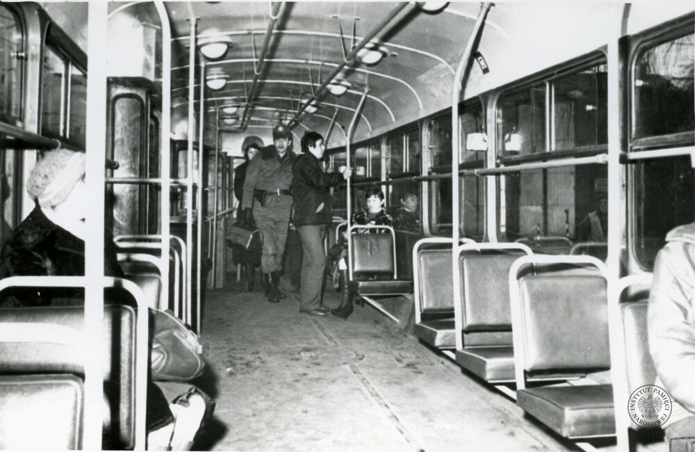 Wnętrze wagonu tramwajowego typu 13N. Fotografię zrobiono podczas wizji lokalnej dot. śmiertelnego postrzelenia Zdzisława Karosa w zajezdni przy ul. Młynarskiej w Warszawie, 4 III 1982 r. (IPN BU 1357/479)