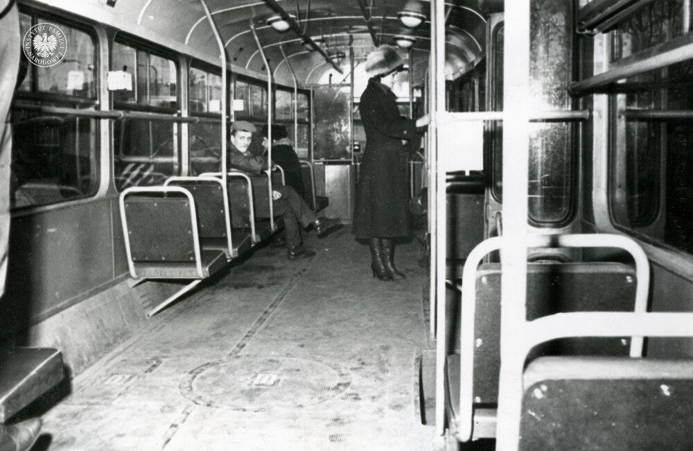 Wnętrze wagonu tramwajowego typu 13N. Fotografię zrobiono podczas wizji lokalnej dot. śmiertelnego postrzelenia Zdzisława Karosa w zajezdni przy ul. Młynarskiej w Warszawie, 4 III 1982 r. (IPN BU 1357/479)