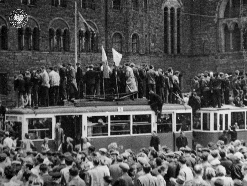 Tramwaj w Poznaniu na ul. Czerwonej Armii (obecnie św. Marcin). Zdjęcie zrobiono podczas protestu w dniu 28 VI 1956 r. (IPN BU 354/2, t. 1)