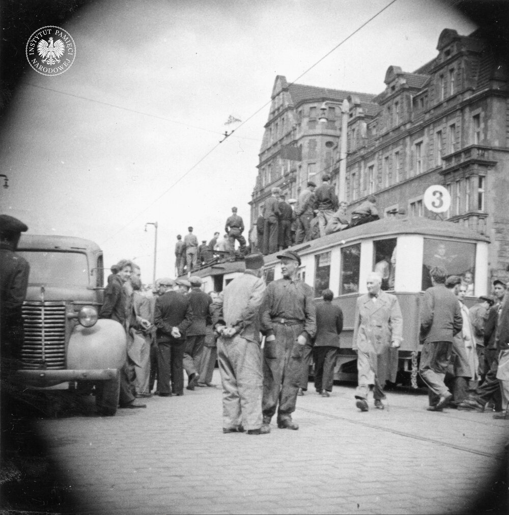 Tramwaj w Poznaniu na ul. Czerwonej Armii (obecnie św. Marcin). Zdjęcie zrobiono podczas protestu w dniu 28 VI 1956 r. (IPN BU 354/2, t. 1)