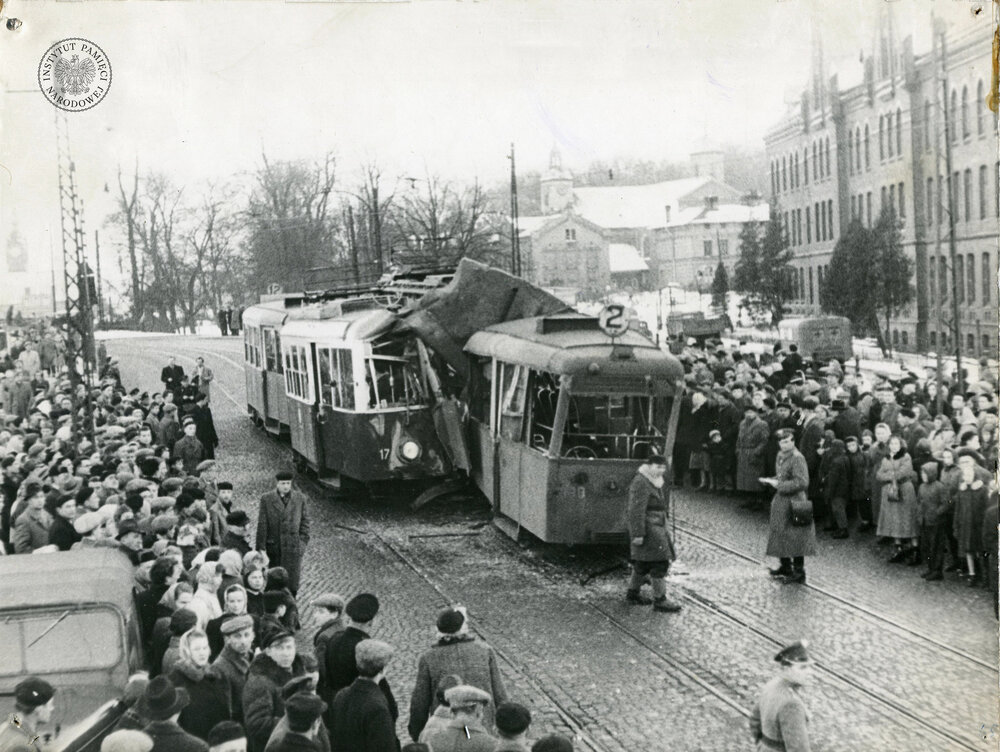 Zderzenie tramwajów w Gdańsku, przy wjeździe na most Błędnik. Data zdarzenia jest nieznana (IPN Gd 05/95)