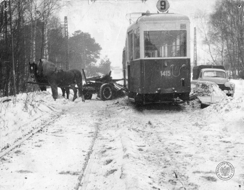 Tramwaj linii nr 9, uczestnik wypadku drogowego w Gdańsku. Data zdarzenia jest nieznana (IPN Gd 05/95)