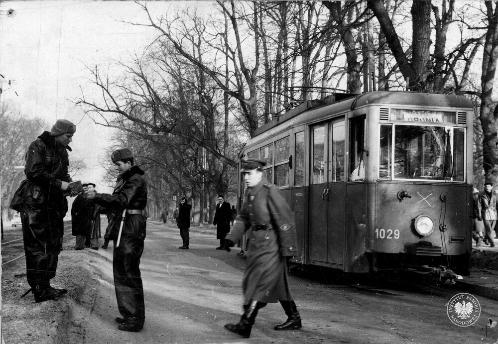 Tramwaj w Gdańsku, data wykonania fotografii jest nieznana (IPN Gd 05/98)