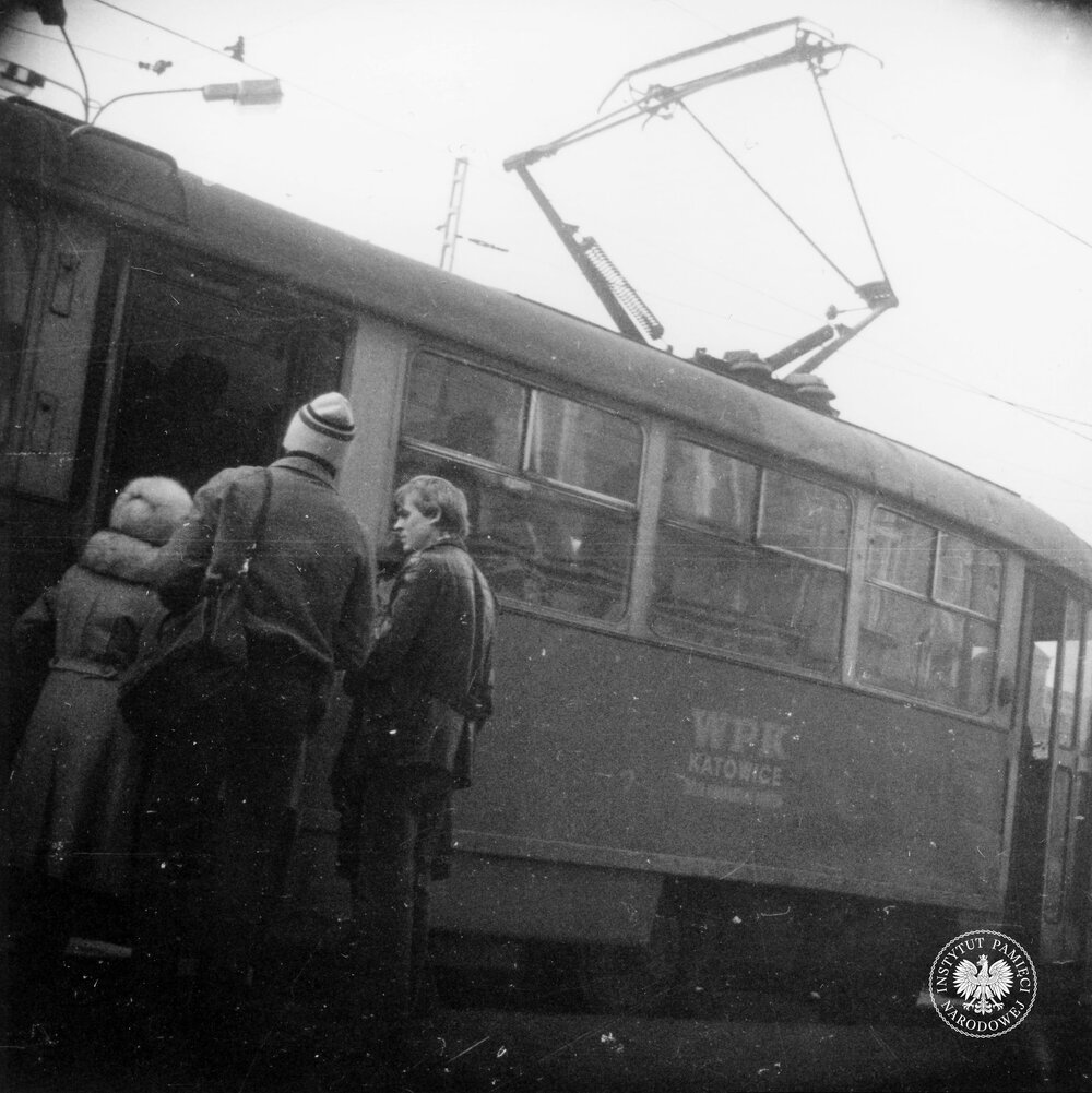 Tramwaj na przystanku przy ul. Armii Czerwonej (obecnie Armii Krajowej) w Chorzowie. Zdjęcie zrobiono podczas obserwacji mężczyzny w czapce (IPN Ka 435/121)