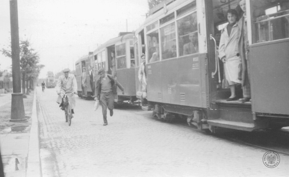 Tramwaj w Krakowie. Zdjęcie zrobiono w latach pięćdziesiątych lub sześćdziesiątych XX wieku (IPN Kr 041/221)
