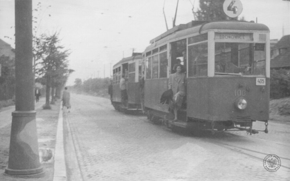 Tramwaj w Krakowie. Zdjęcie zrobiono w latach pięćdziesiątych lub sześćdziesiątych XX wieku (IPN Kr 041/221)