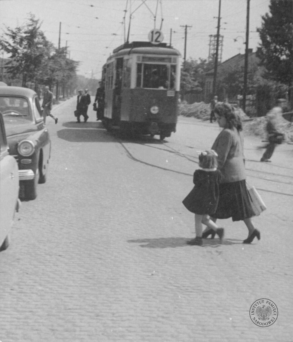 Tramwaj w Krakowie. Zdjęcie zrobiono w latach pięćdziesiątych lub sześćdziesiątych XX wieku (IPN Kr 041/221)