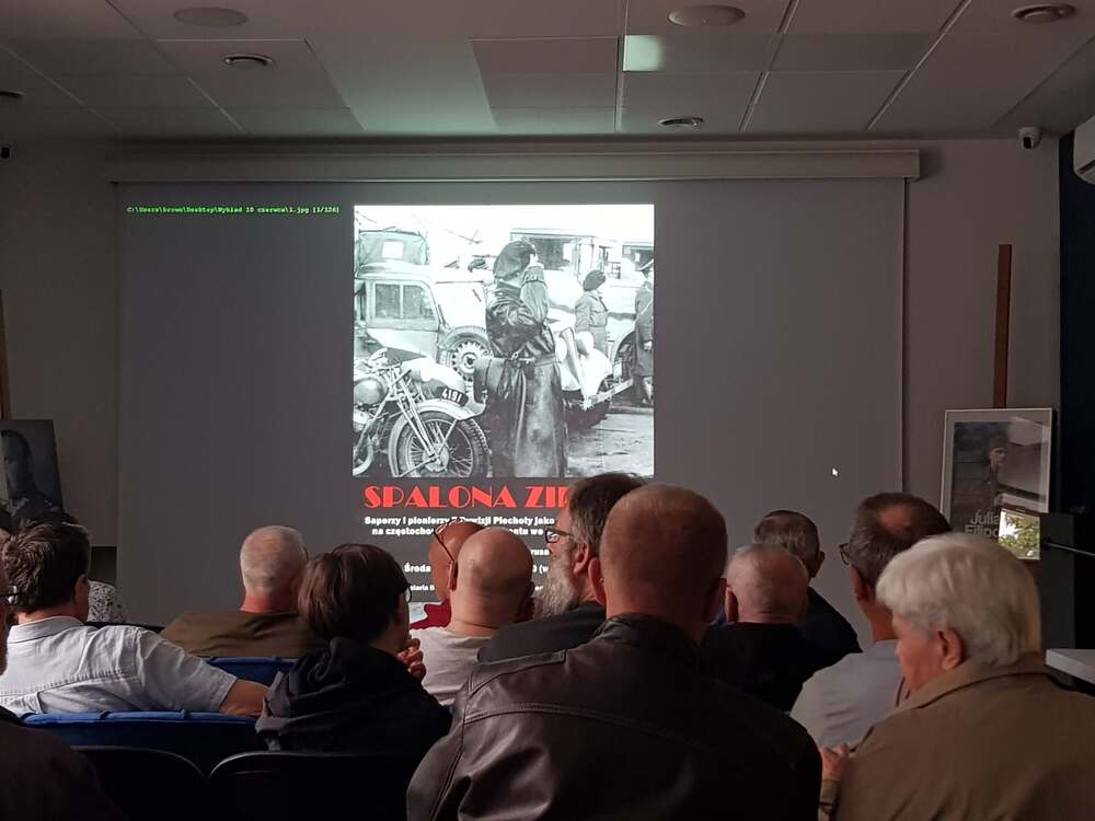 Wykład Adama Kurusa „Spalona ziemia. Saperzy i pionierzy 7 Dywizji Piechoty jako oddziały zaporowe na częstochowskim odcinku frontu we wrześniu 1939 roku“. Fot. Adam Kurus/IPN