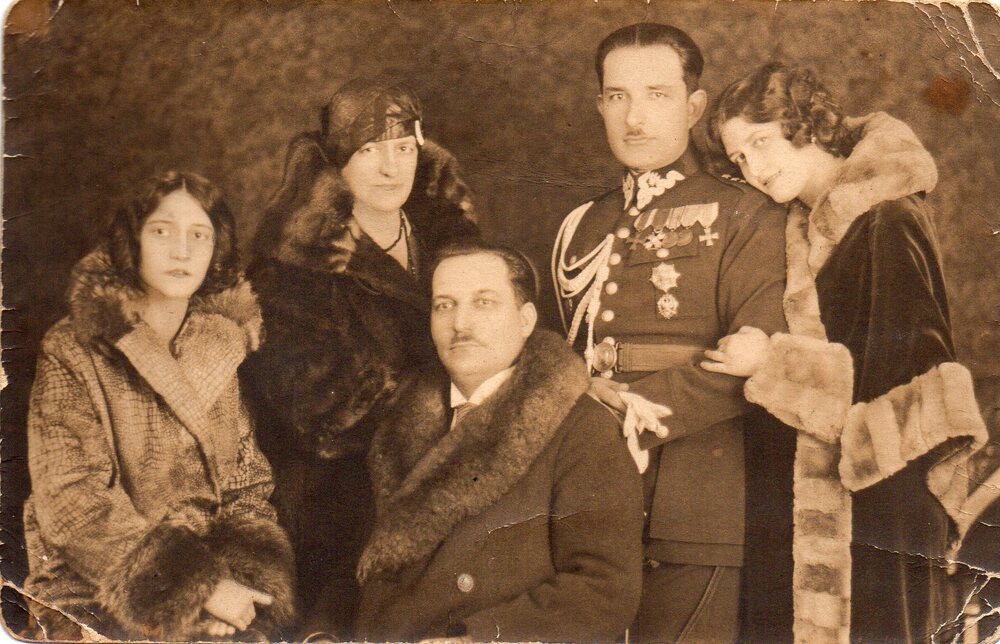 Florentyna (stoi w środku) i Teofil (siedzi w środku). Pojdowie z córkami Ireną (po lewej) oraz Pelagią oraz jej mężem (po prawej), ok. 1935 r. Zdjęcie rodzinne z zasobu prawnuczki - Iwony Nowak