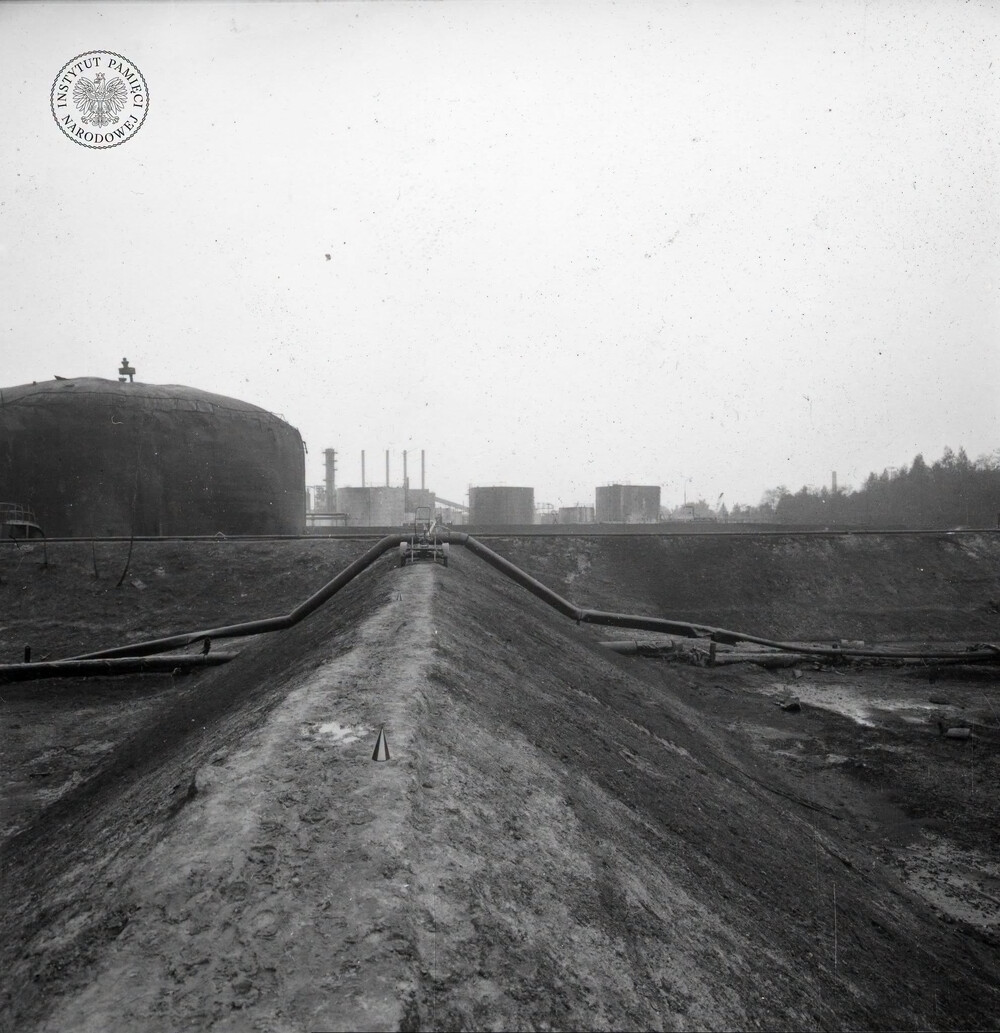 Obwałowania wokół zbiorników 251 i 254, fotografia zrobiona 13 VII 1971 r. (IPN Ka 093/299)