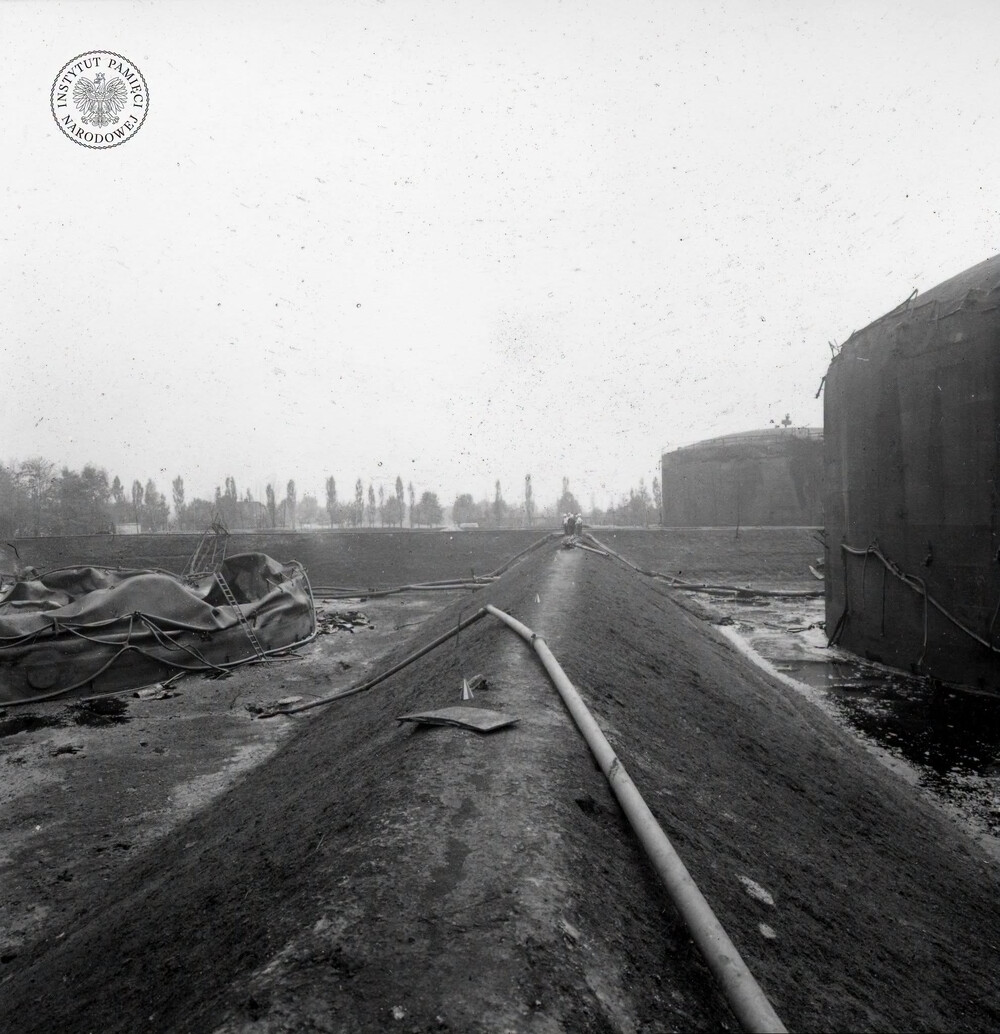 Obwałowania wokół zbiorników 251 i 254, fotografia zrobiona 13 VII 1971 r. (IPN Ka 093/299)