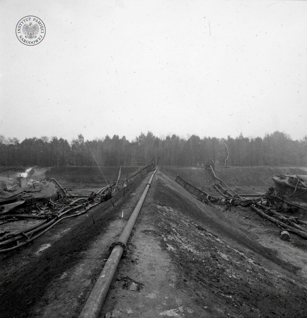 Obwałowania wokół zbiorników 251 i 254, fotografia zrobiona 13 VII 1971 r. (IPN Ka 093/299)