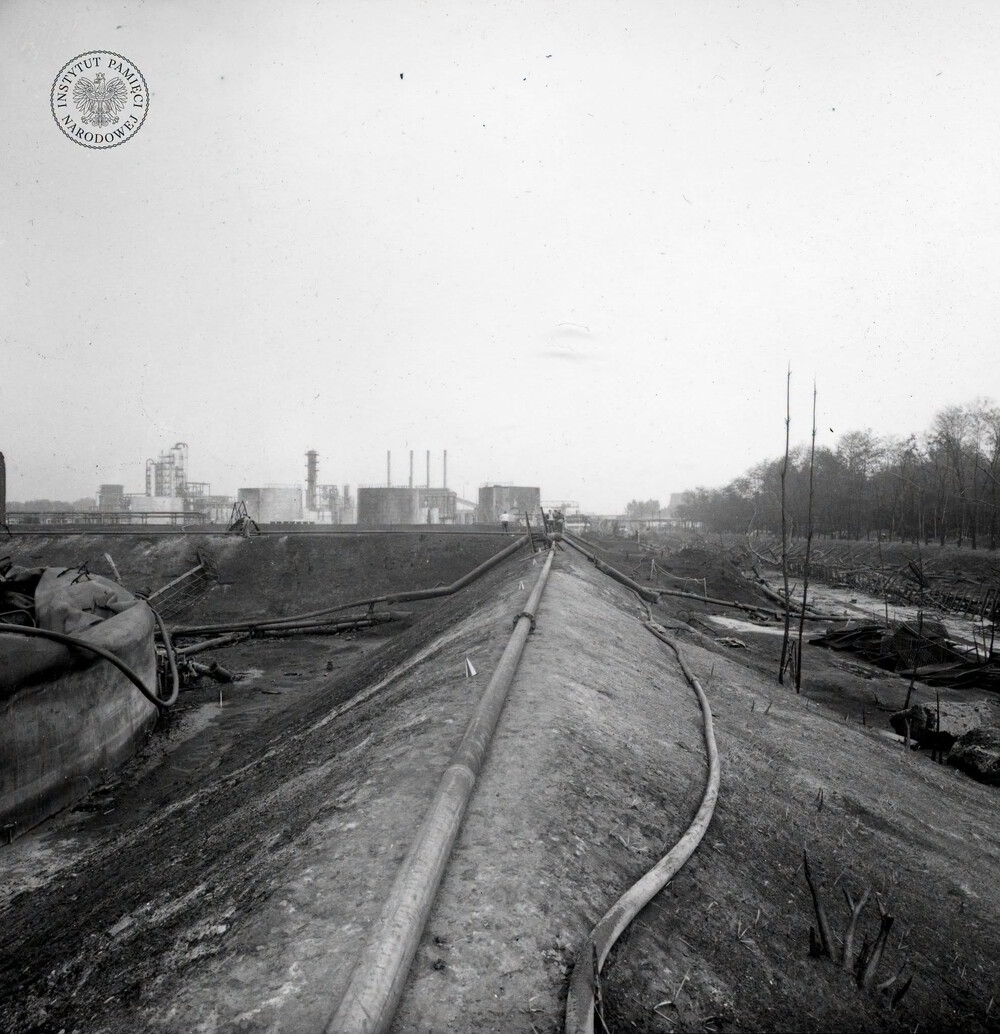Obwałowania wokół zbiorników 251 i 254, fotografia zrobiona 13 VII 1971 r. (IPN Ka 093/299)