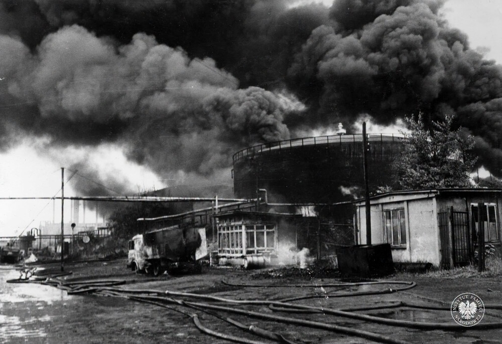 Pożar w rafinerii w Czechowicach-Dziedzicach. Fotografię wykonano 27 VI 1971 r. około 13.30 (IPN Ka 093/299)