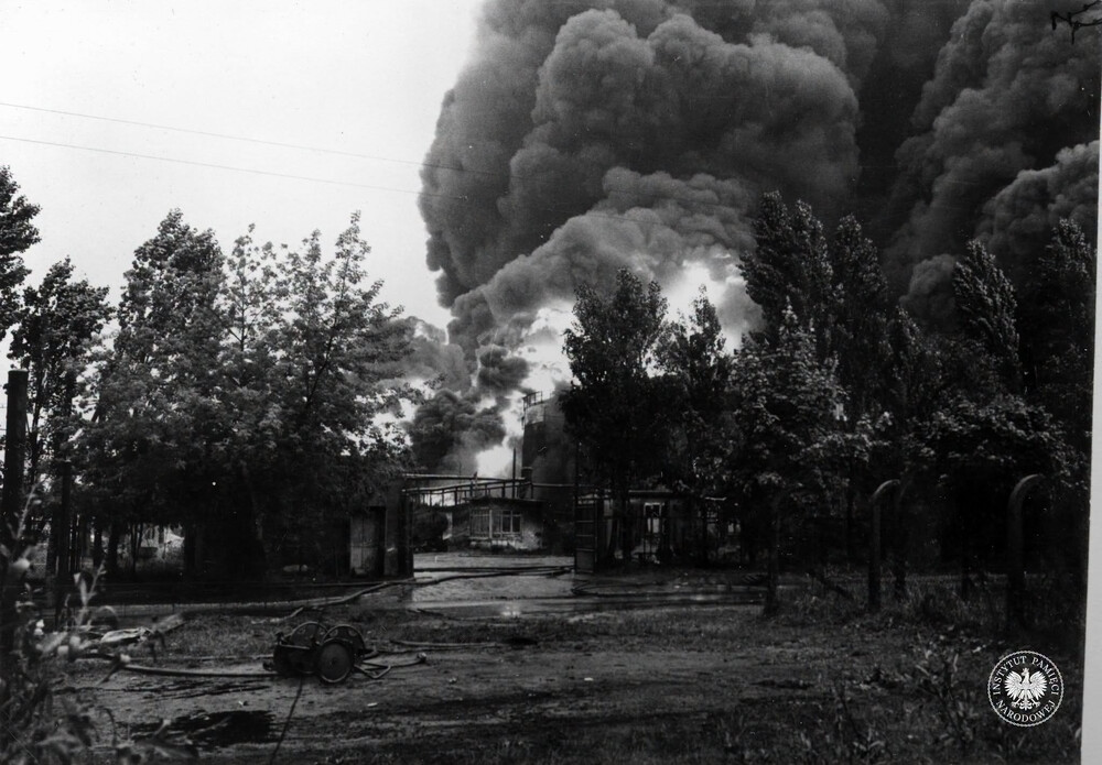 Pożar w rafinerii w Czechowicach-Dziedzicach. Fotografię wykonano 27 VI 1971 r. około 14.05 (IPN Ka 093/299)