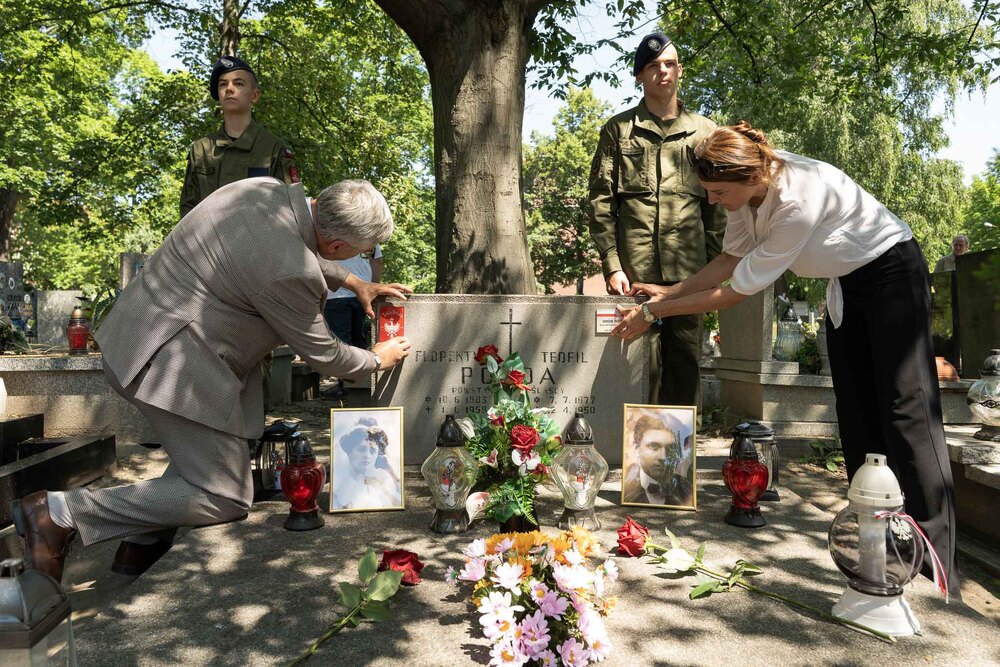 Uroczystość oznaczenia znakiem pamięci „Tobie Polsko” grobu śp. Florentyny i Teofila Pojdów. Fot.: IPN Krzysztof Łojko