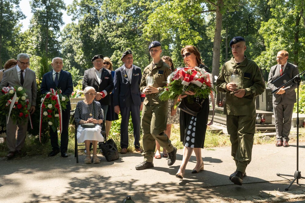 Uroczystość oznaczenia znakiem pamięci „Tobie Polsko” grobu śp. Florentyny i Teofila Pojdów. Fot.: IPN Krzysztof Łojko