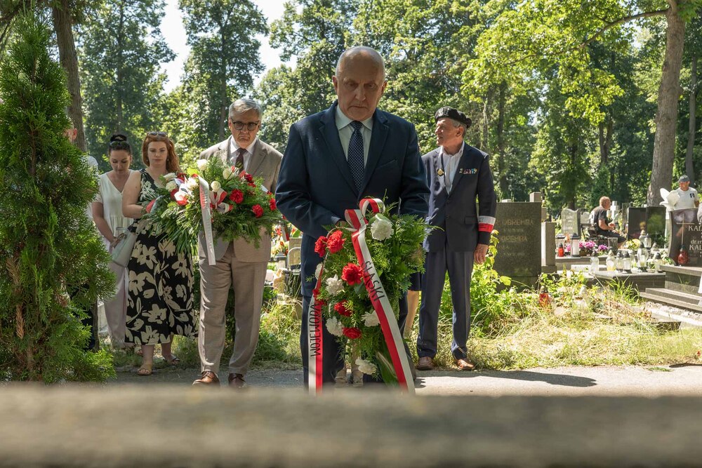 Uroczystość oznaczenia znakiem pamięci „Tobie Polsko” grobu śp. Florentyny i Teofila Pojdów. Fot.: IPN Krzysztof Łojko