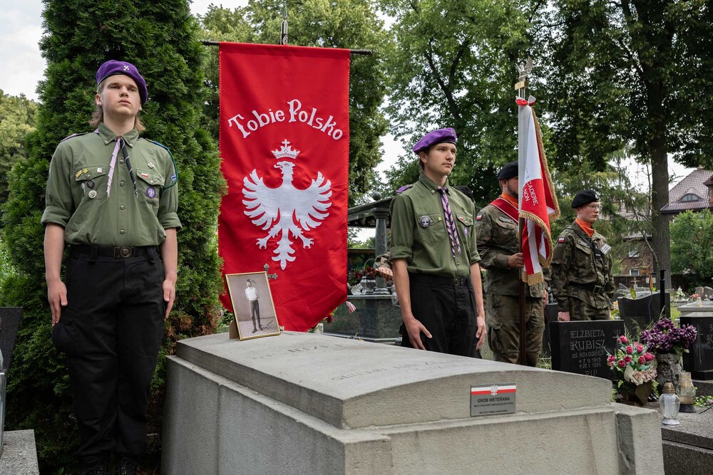 Oznaczenia znakiem pamięci „Tobie Polsko” grobu powstańca śląskiego Józefa Dreyzy. Fot.: IPN Krzysztof Łojko