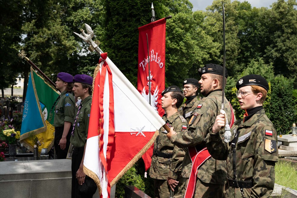 Oznaczenia znakiem pamięci „Tobie Polsko” grobu powstańca śląskiego Józefa Dreyzy. Fot.: IPN Krzysztof Łojko