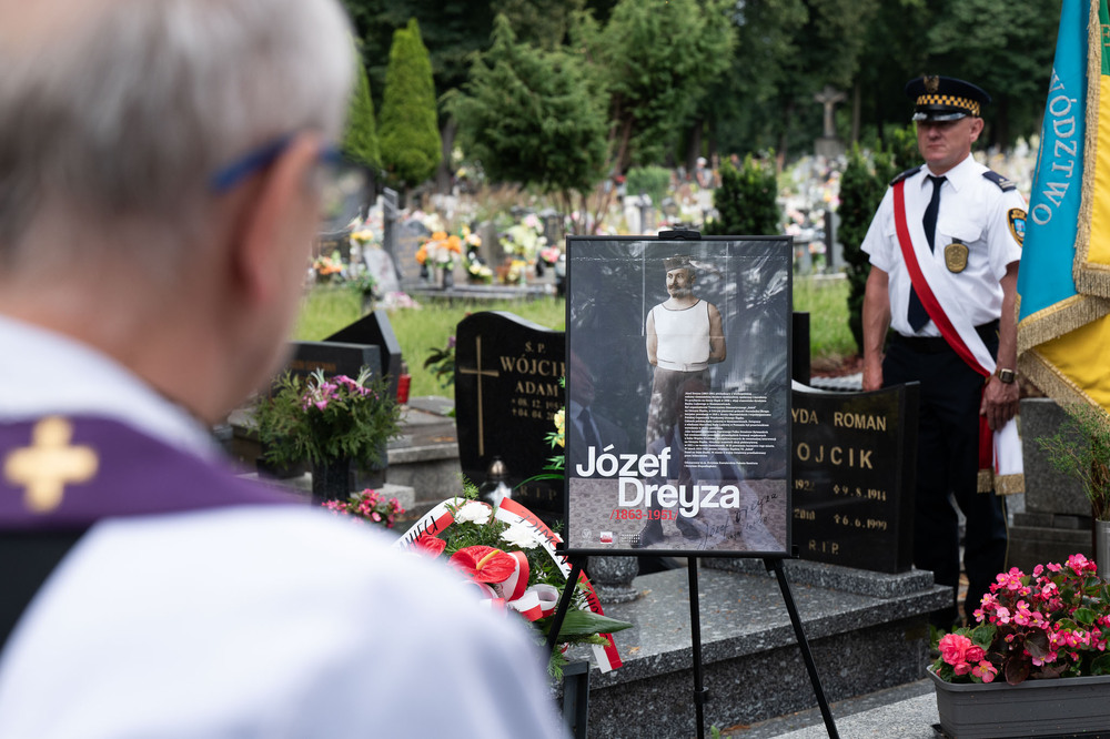 Oznaczenia znakiem pamięci „Tobie Polsko” grobu powstańca śląskiego Józefa Dreyzy. Fot.: IPN Krzysztof Łojko