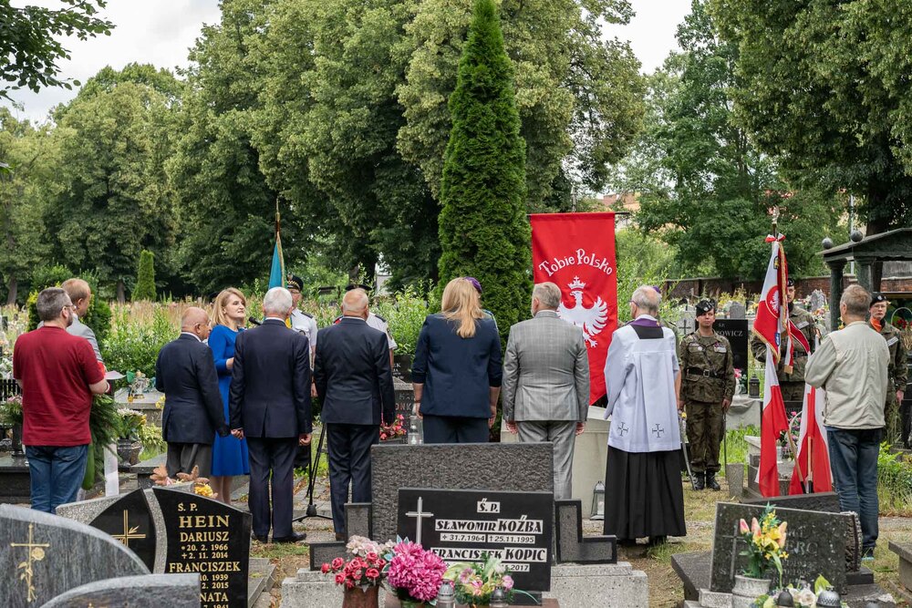 Oznaczenia znakiem pamięci „Tobie Polsko” grobu powstańca śląskiego Józefa Dreyzy. Fot.: IPN Krzysztof Łojko