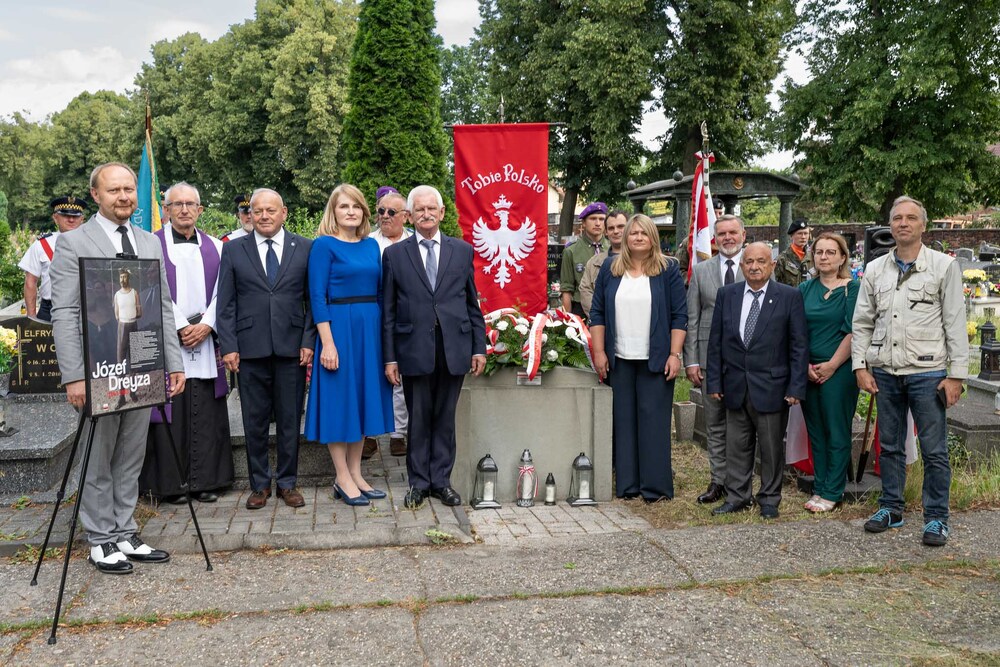 Oznaczenia znakiem pamięci „Tobie Polsko” grobu powstańca śląskiego Józefa Dreyzy. Fot.: IPN Krzysztof Łojko