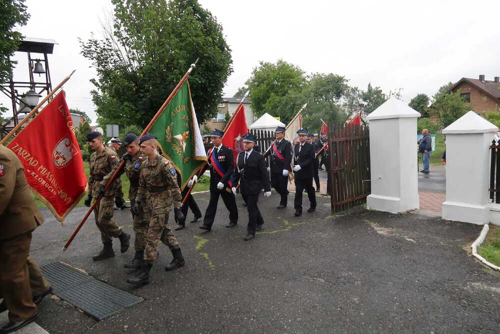 Uroczystość odsłonięcia tablicy poświęconej pamięci mieszkańców wsi Jezioro, zamordowanym przez hitlerowców w 1944 r.  w Jęzorze. Fot. Dominik Abłamowicz/IPN