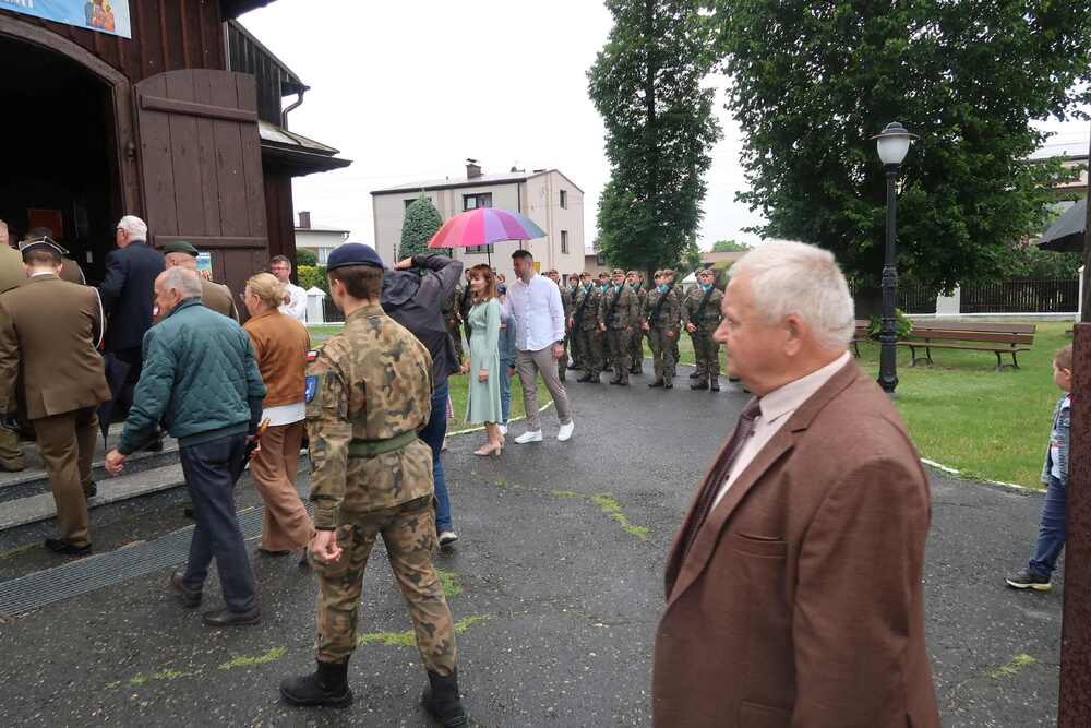 Uroczystość odsłonięcia tablicy poświęconej pamięci mieszkańców wsi Jezioro, zamordowanym przez hitlerowców w 1944 r.  w Jęzorze. Fot. Dominik Abłamowicz/IPN