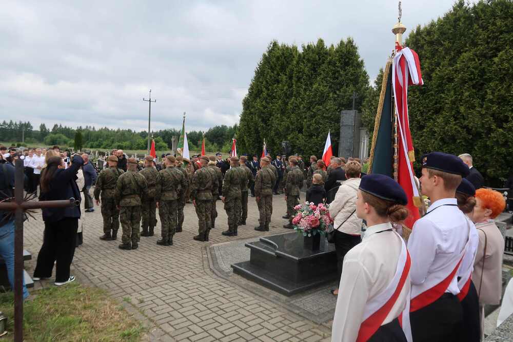 Uroczystość odsłonięcia tablicy poświęconej pamięci mieszkańców wsi Jezioro, zamordowanym przez hitlerowców w 1944 r.  w Jęzorze. Fot. Dominik Abłamowicz/IPN