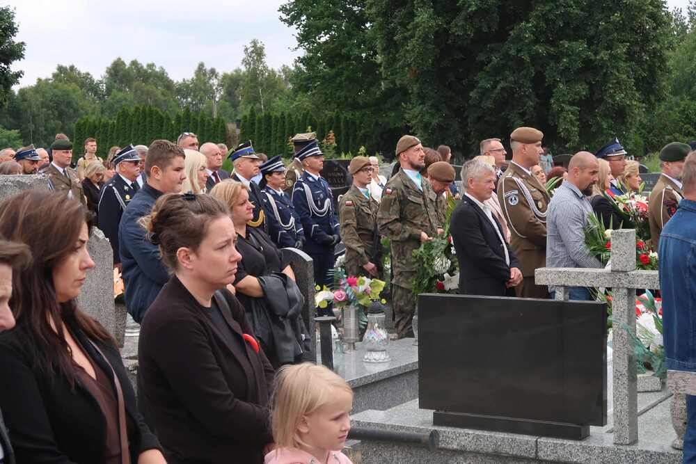 Uroczystość odsłonięcia tablicy poświęconej pamięci mieszkańców wsi Jezioro, zamordowanym przez hitlerowców w 1944 r.  w Jęzorze. Fot. Dominik Abłamowicz/IPN