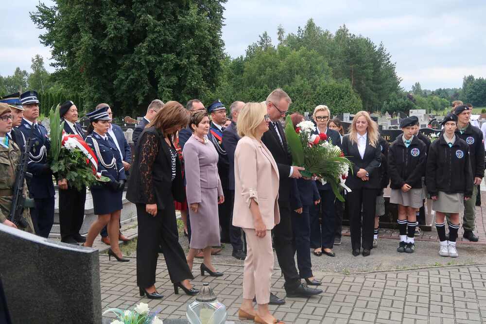 Uroczystość odsłonięcia tablicy poświęconej pamięci mieszkańców wsi Jezioro, zamordowanym przez hitlerowców w 1944 r.  w Jęzorze. Fot. Dominik Abłamowicz/IPN