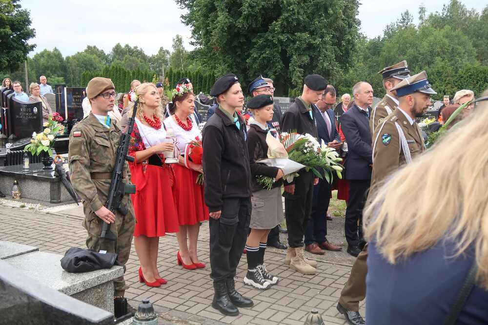 Uroczystość odsłonięcia tablicy poświęconej pamięci mieszkańców wsi Jezioro, zamordowanym przez hitlerowców w 1944 r.  w Jęzorze. Fot. Dominik Abłamowicz/IPN